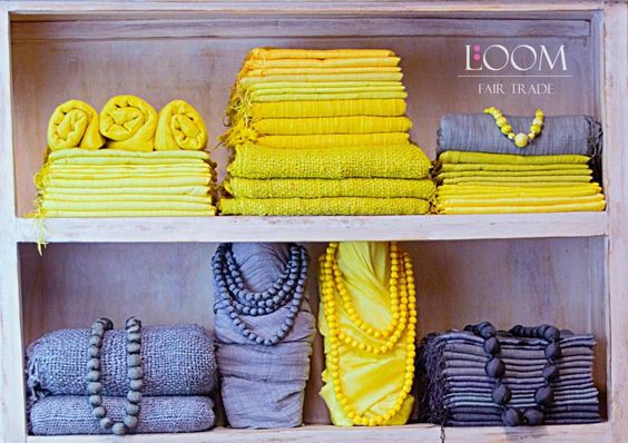 La produzione finale di sciarpe e accessori Loom